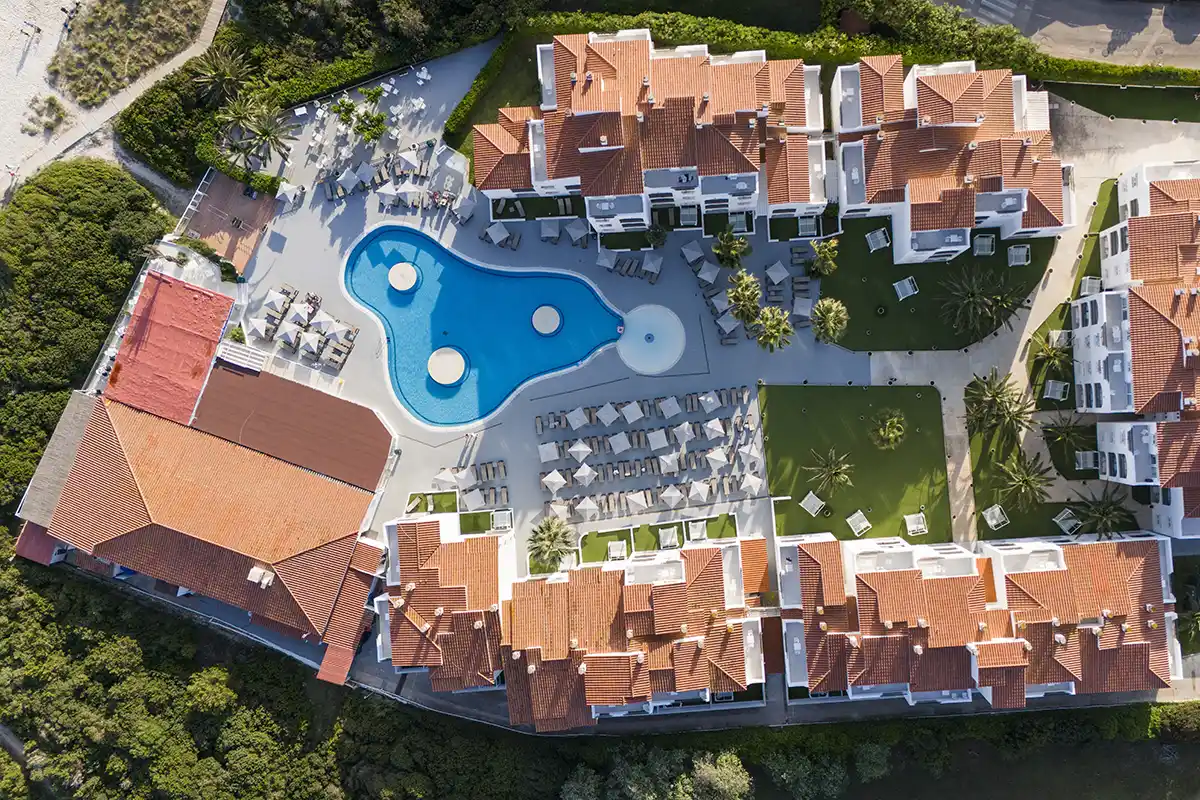 Vista aérea zona de la piscina y los edificios del Fergus Style Carema Beach