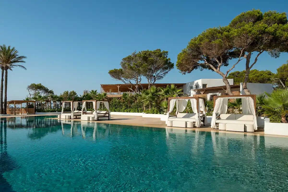 Camas balinesas piscina Fergus Style Punta Arabi