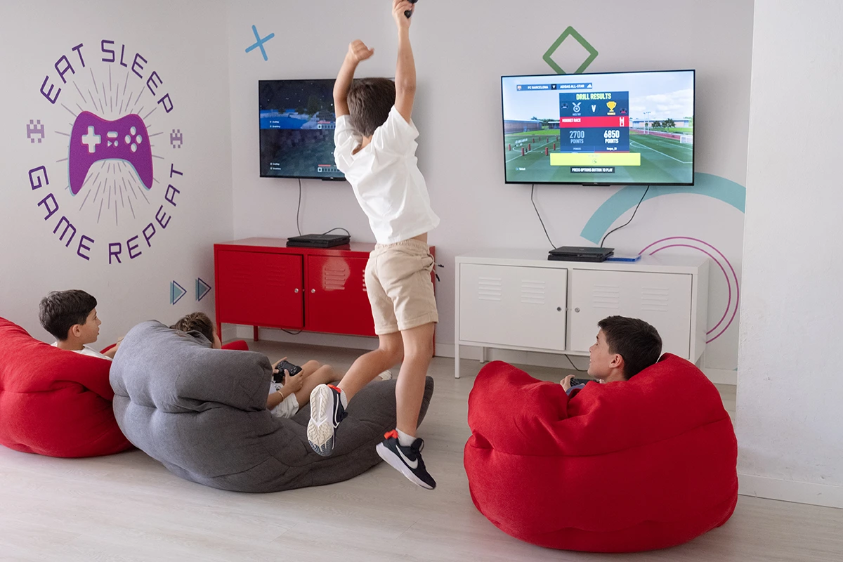 Niños en sala gamer jugando a la PlayStation del Fergus club Palmanova Park