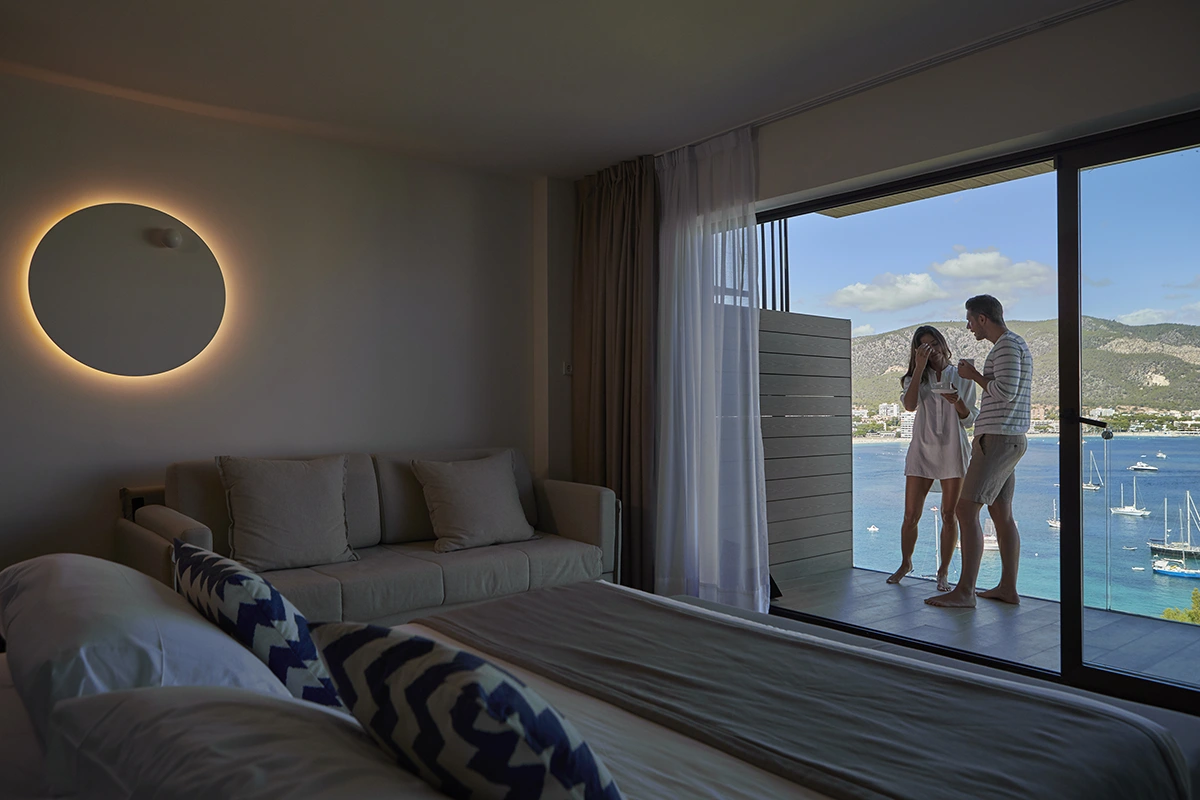 Pareja en el balcón de la habitación del Fergus Style Tobago