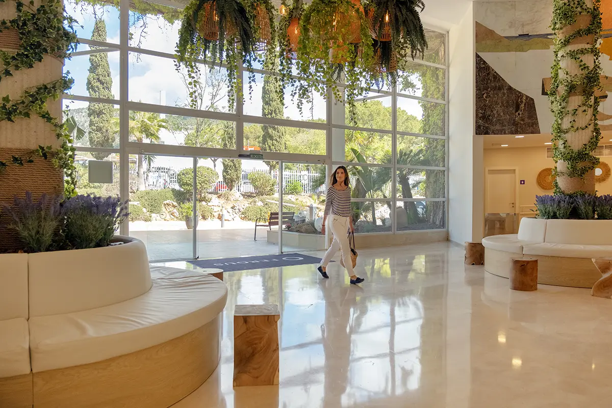 Mujer entrando en gran lobby del Fergus Club Palmanova Park