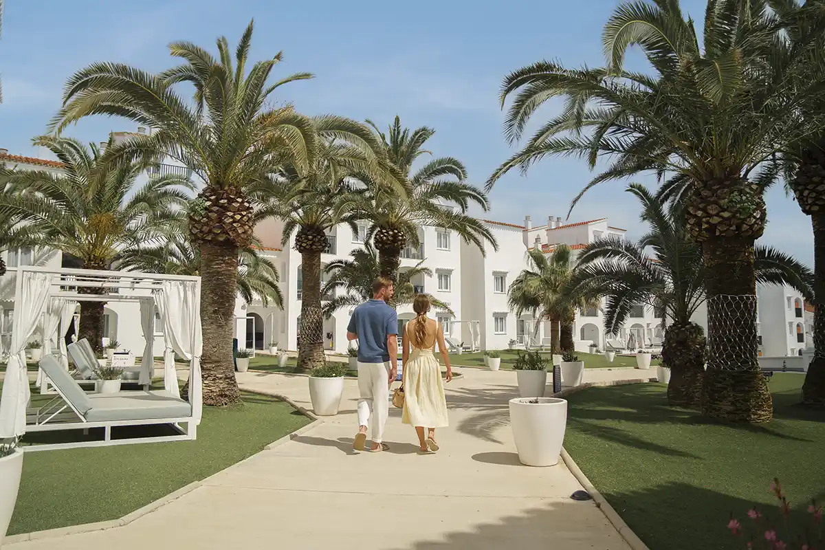 Pareja paseando en los jardines del Fergus Style Carema Beach