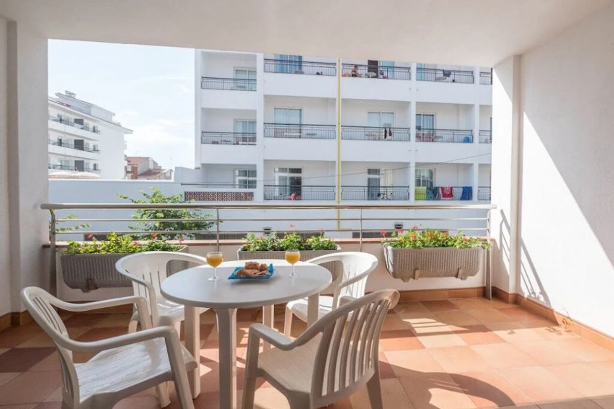 Terraza equipada del apartamento familiar Hotel Fergus Club Pineda Splash
