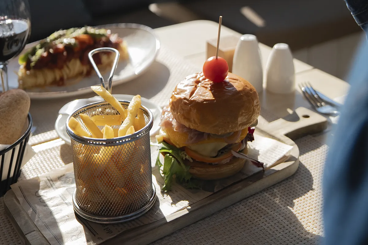 Hamburguesa con patatas en el Fergus Style Palmanova