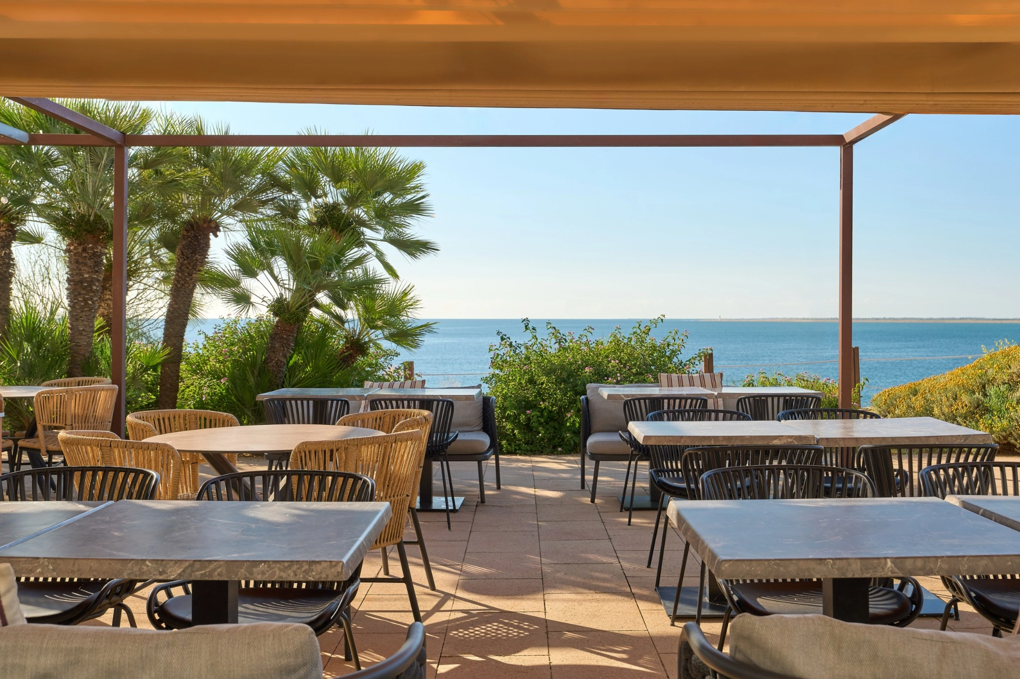 Terraza del bar con vistas al mar