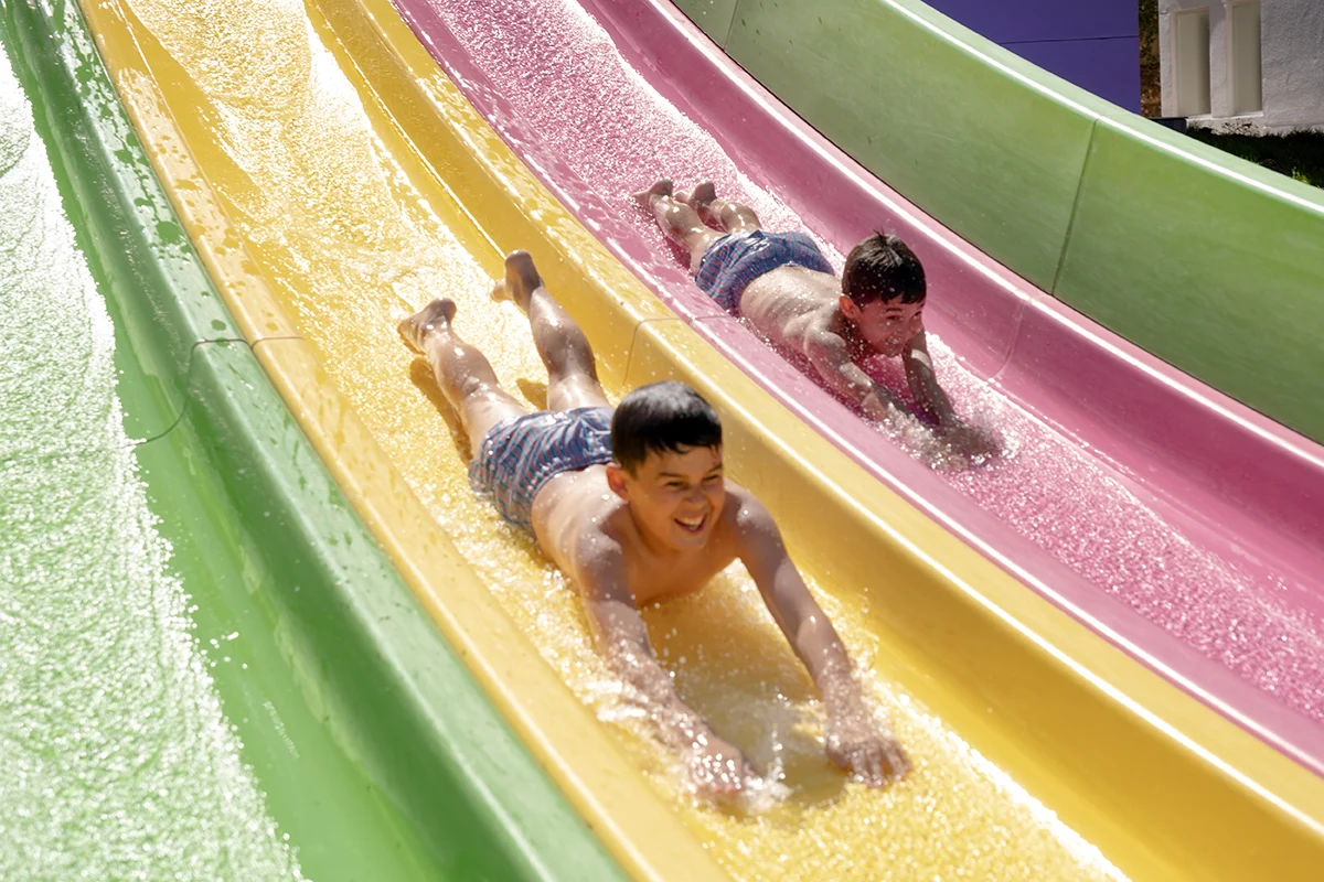 Niños en toboganes acuáticos del Fergus Club Palmanova Park