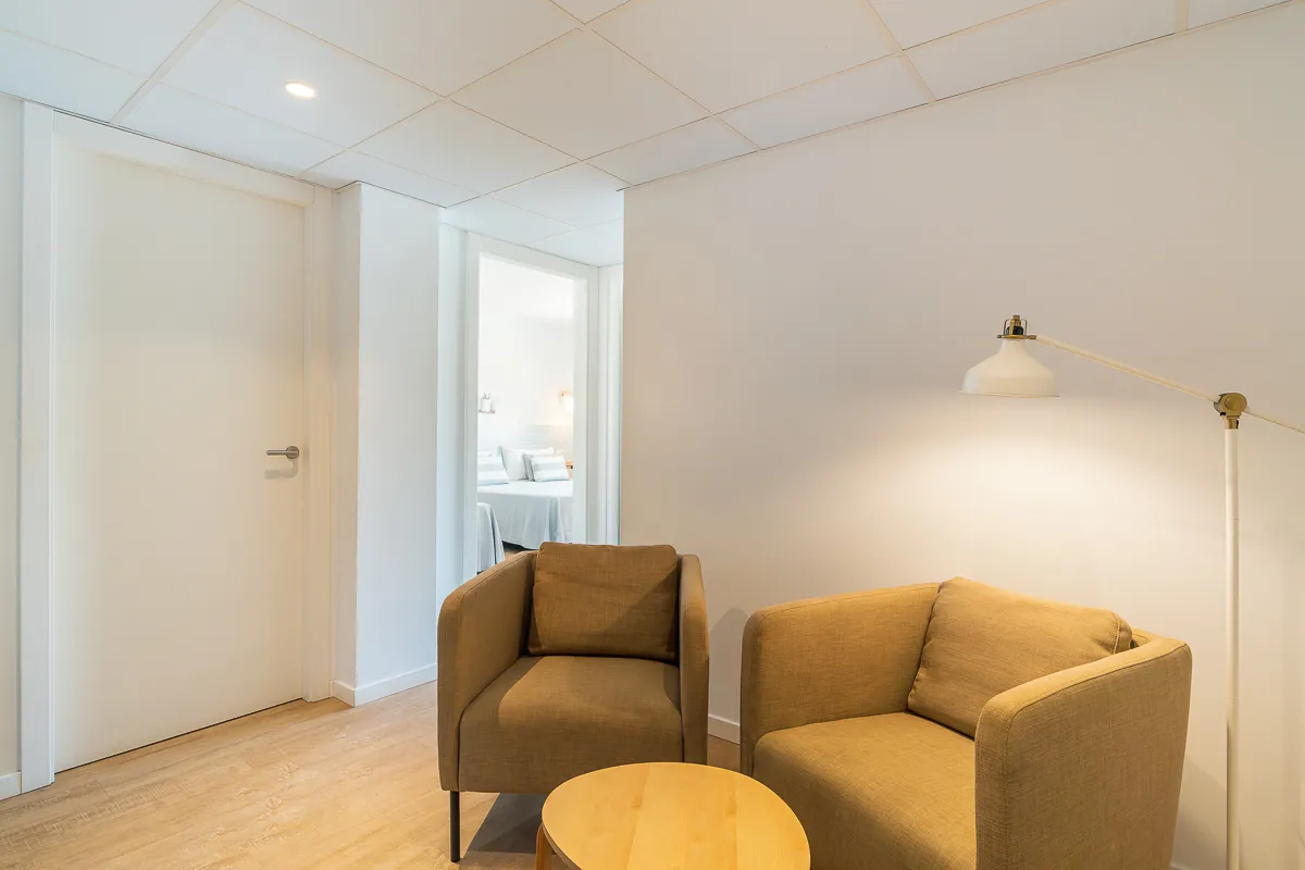 Salón de la suite familiar en Fergus Club Pineda Splash