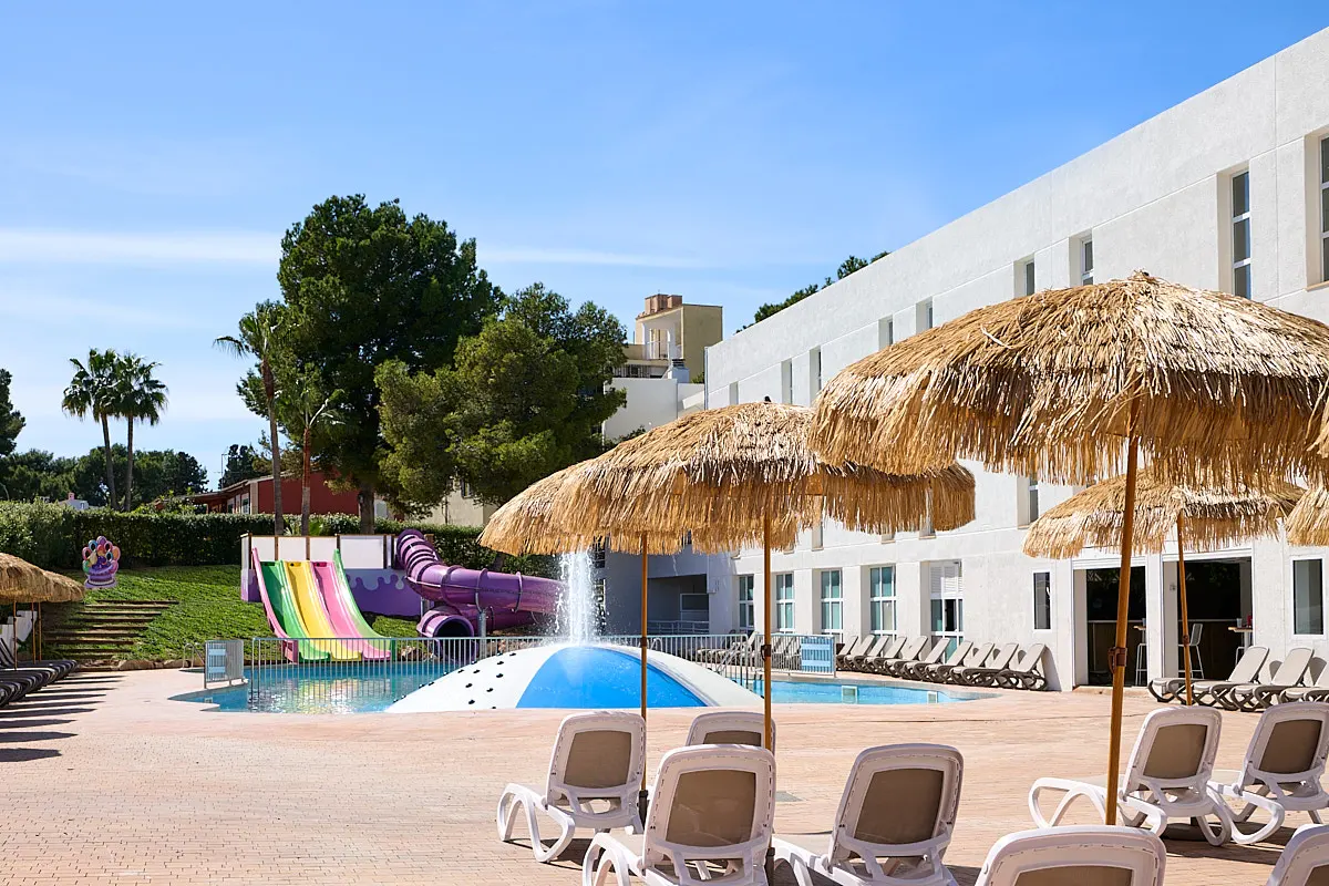 Piscina splash con solárium en el Fergus Club Palmanova Park
