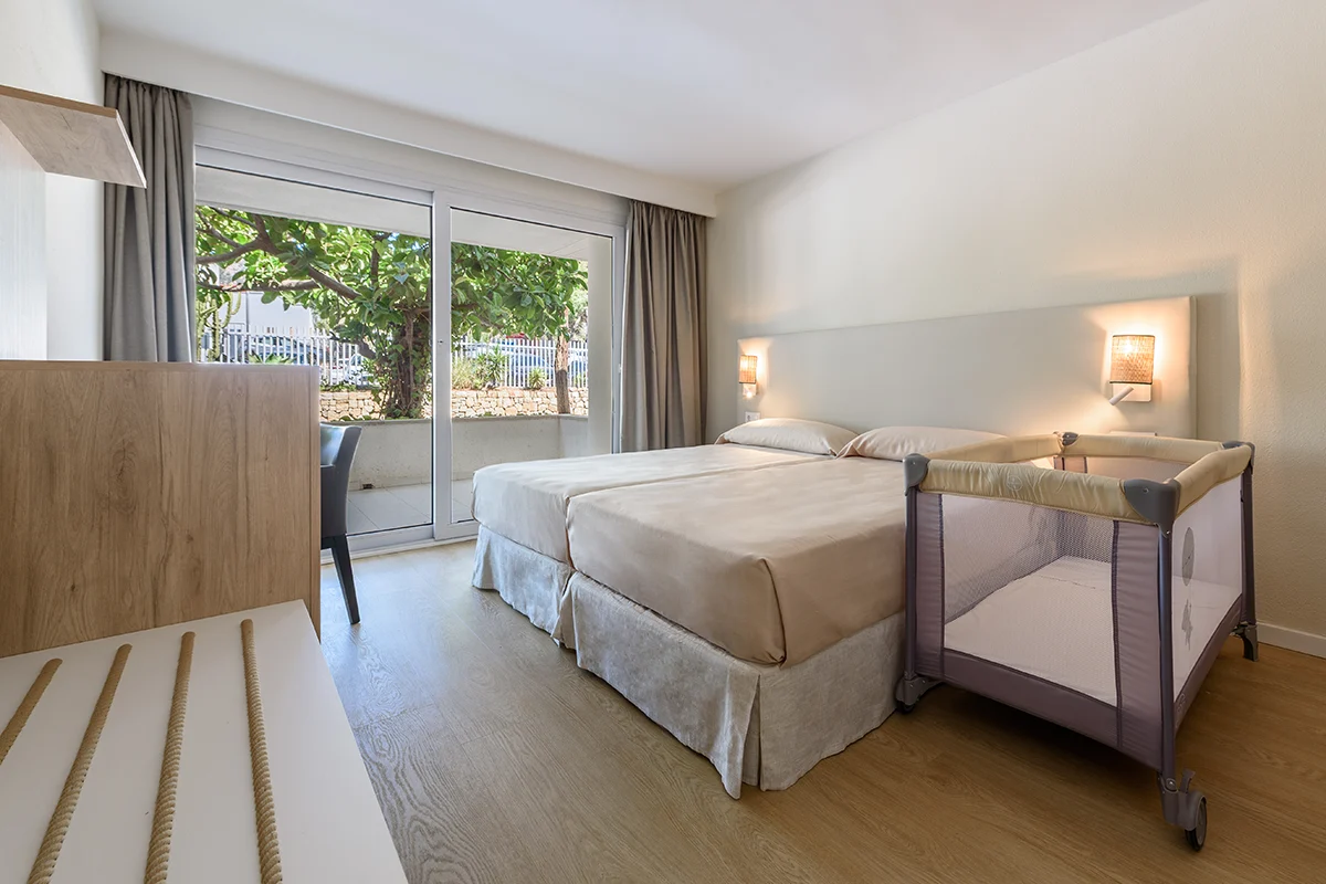Habitación familiar con cuna del Fergus Club Palmanova Park