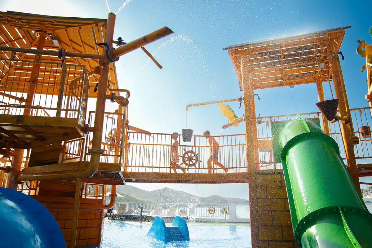 Niños en las atracciones del Parque acuático del Fergus Carema Splash
