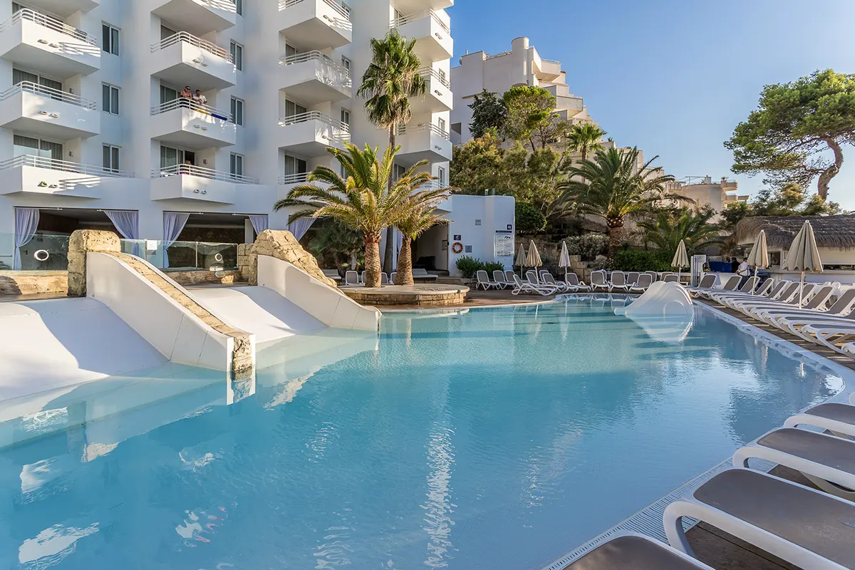 Vistas piscina Fergus Style Cala Blanca Suites