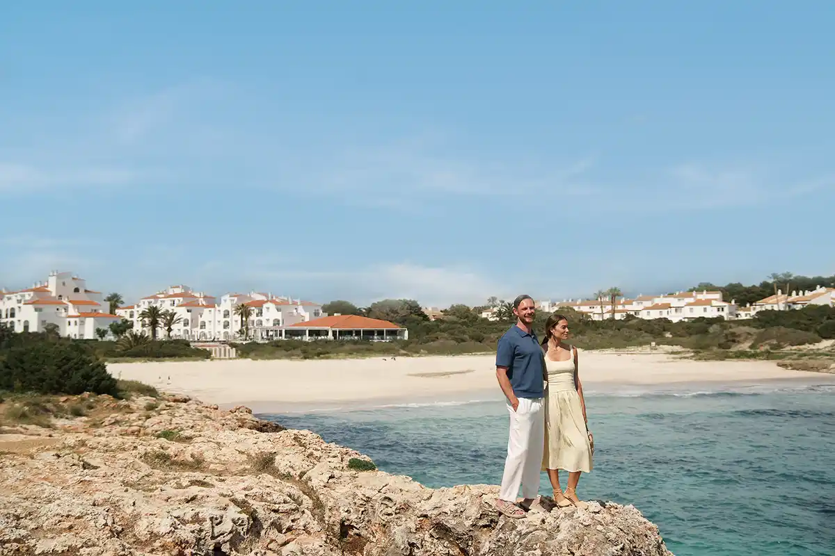 Pareja contempla el mar desde las rocas de la playa del Fergus Style Carema beach