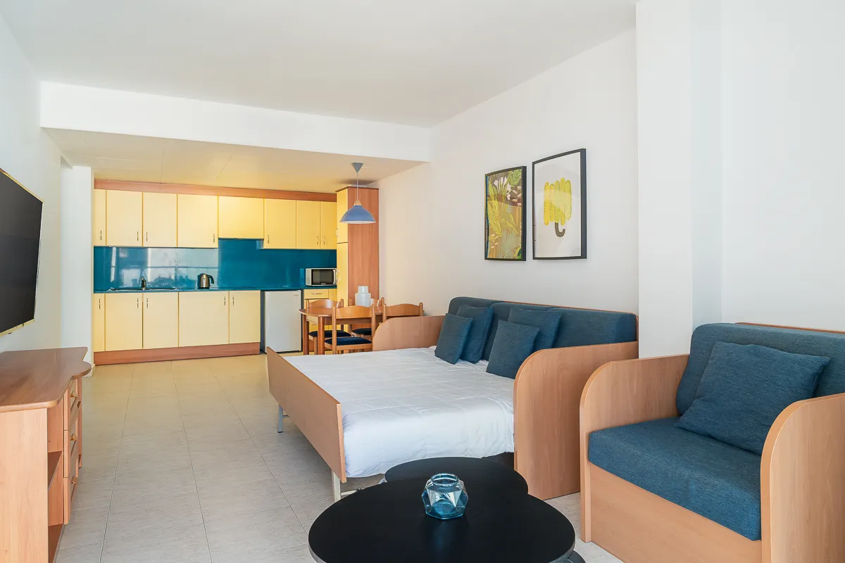 Cocina, comedor y salón con sofá cama abierto – Fergus Club Pineda Splash