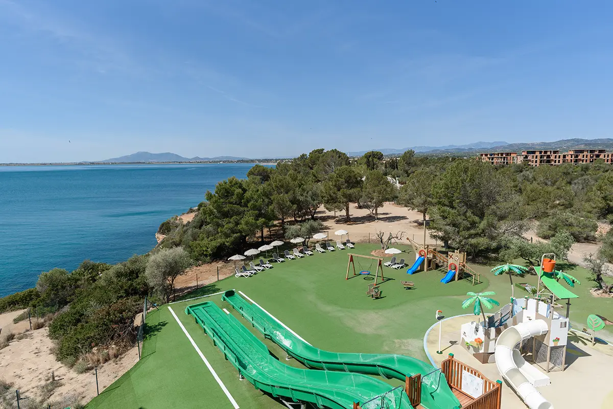Vista aérea del gran parque infantil del Fergus Cap Roig