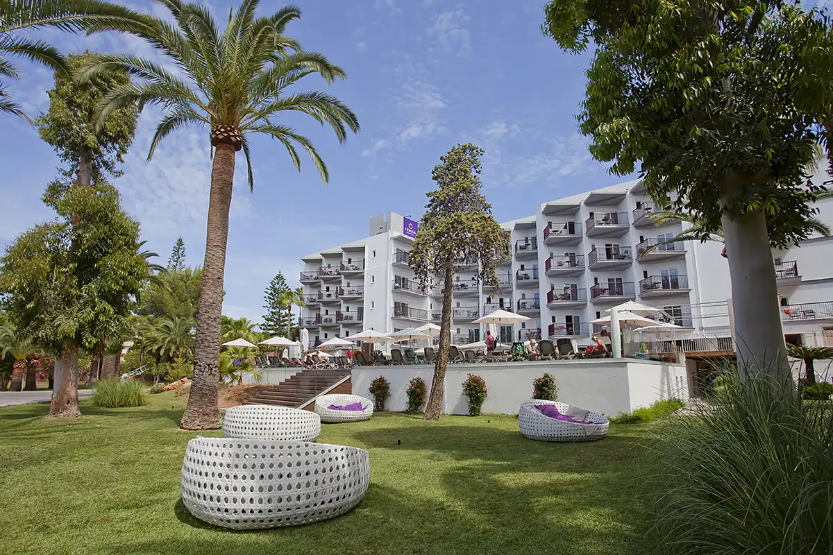 Cómodos sillones en la zona del jardín de  Fergus Bermudas