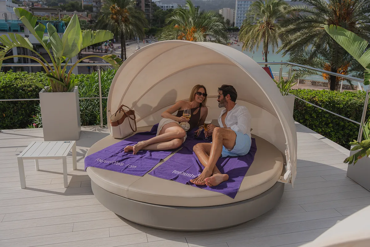 Pareja en cama balinesa en Fergus Style Tobago