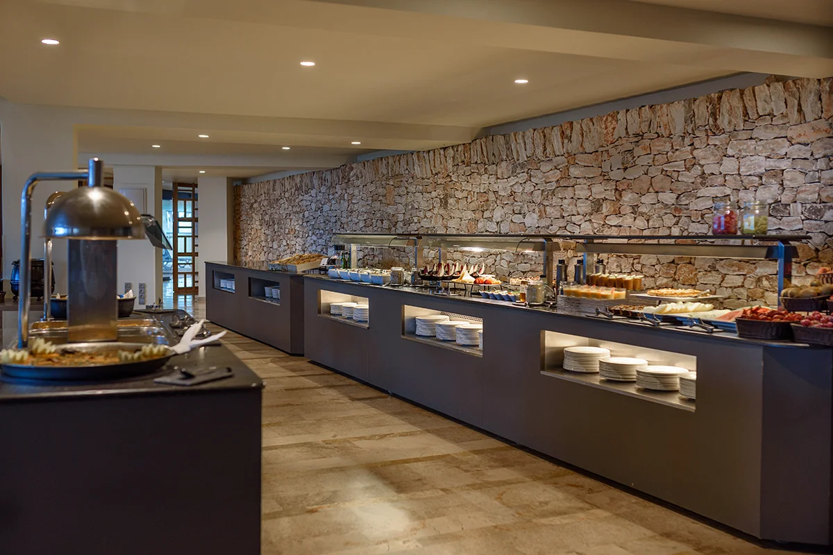 Mostrador de comida del Restaurante buffet del Fergus Cap Roig