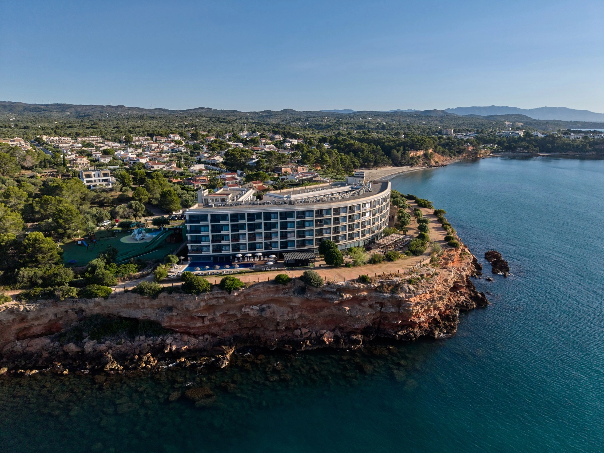 Vista aérea del hotel junto al mar
