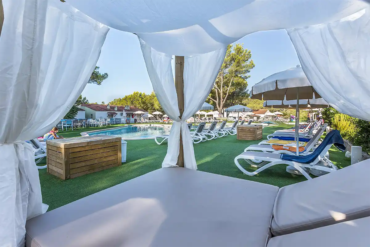 Cama balinesa Fergus Club Europa