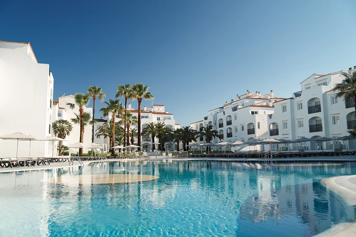 Gran piscina con vistas al mar del hotel Fergus Style Carema Beach