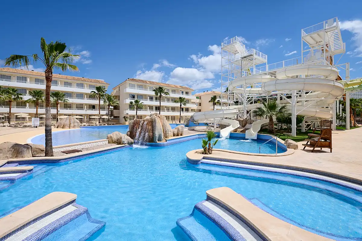 Gran piscina principal en el Fergus Club Mallorca Waterpark