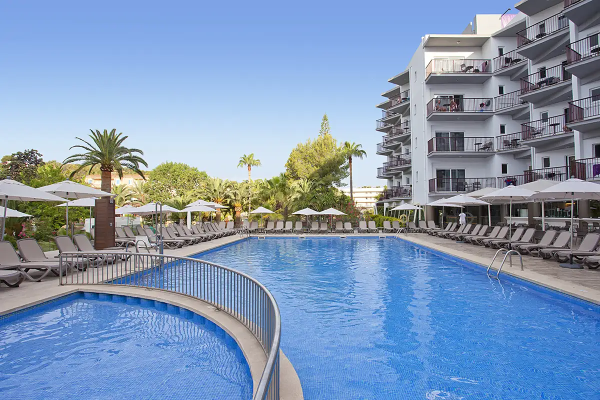Vista general de la piscina del Fergus Bermudas