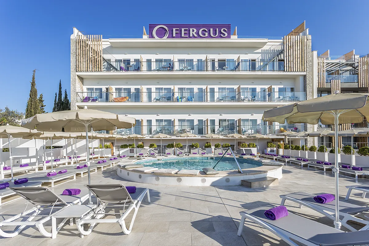 Zona de solárium alrededor de la piscina del Fergus Style Palmanova 