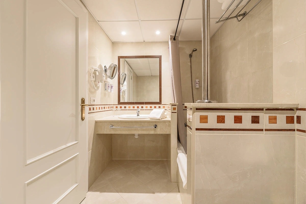 Cuarto de baño de la habitación superior vista al mar del Fergus Puerto de la Cruz