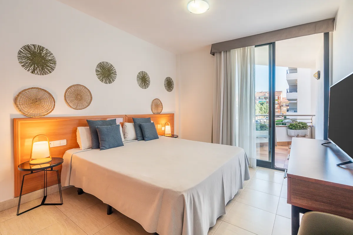 Dormitorio del apartamento familiar con toques decorativos en Fergus Club Pineda Splash