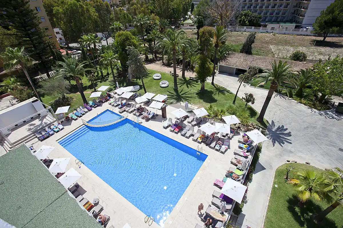 Vista aérea de la zona de la piscina - solárium del Fergus Bermudas