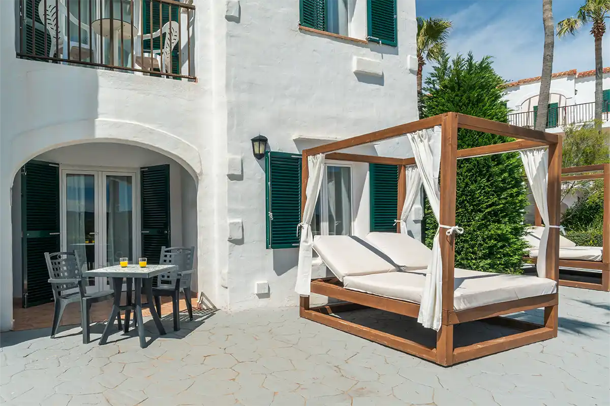 Terraza del apartamento con cama balinesa del Fergus Club Carema Splash