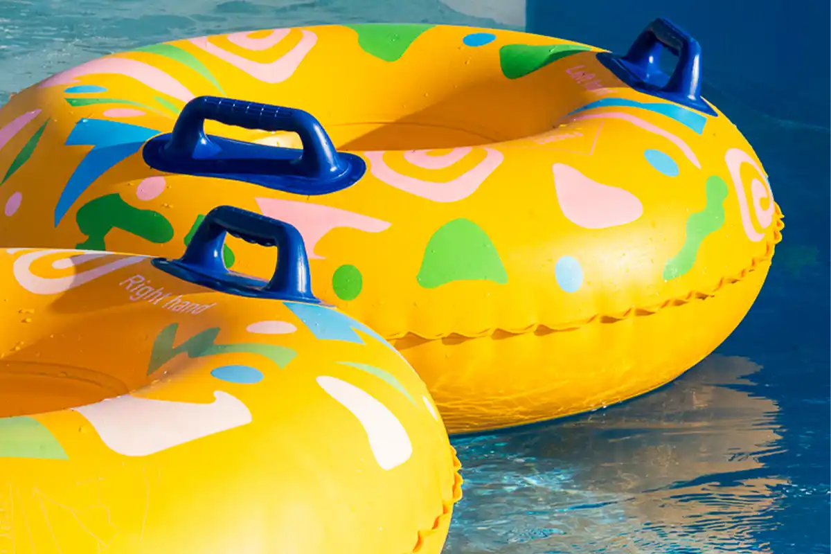 Flotadores para diversión en la piscina del Fergus Club Carema Splash