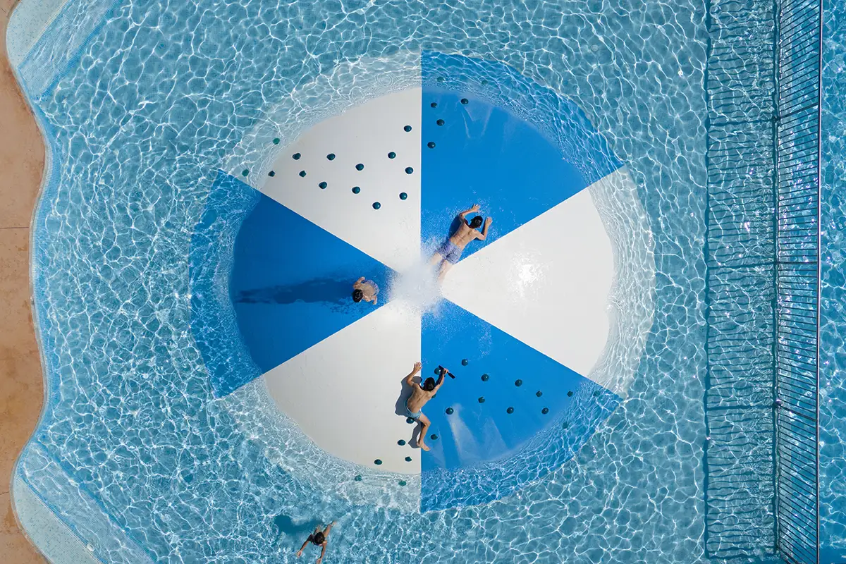 Plataforma circular con fuente en la piscina del Fergus Club Palmanova Park