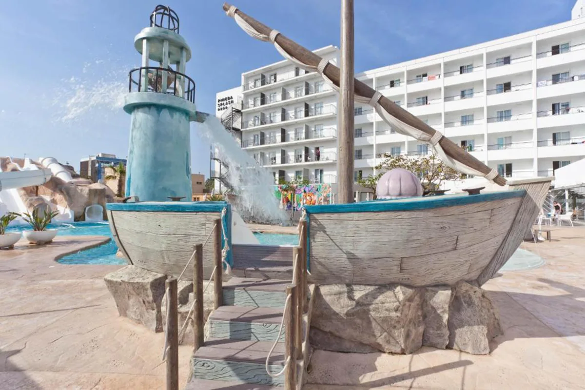 Barco pirata de la zona splash Hotel Fergus Club Pineda Splash