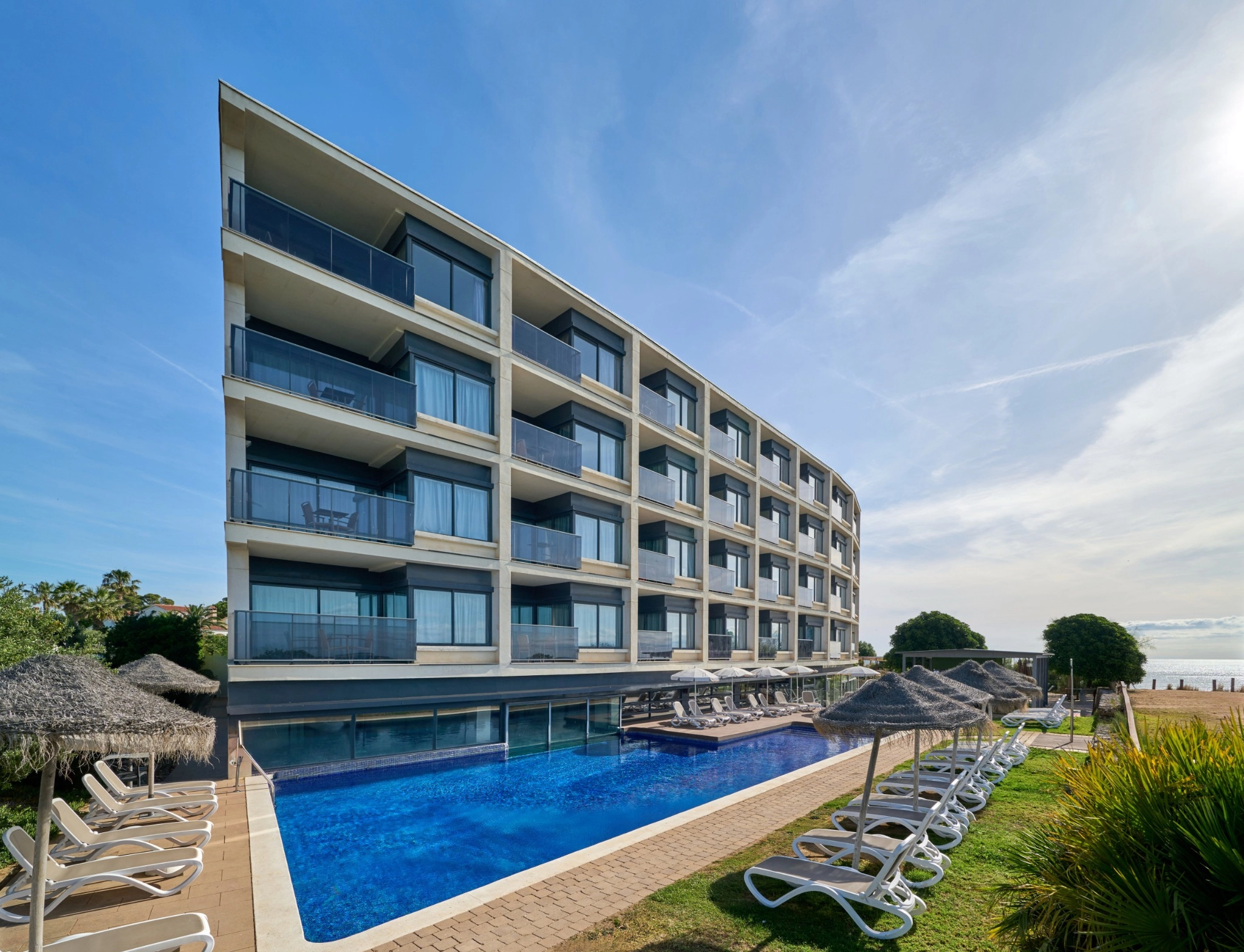 Piscina exterior del hotel
