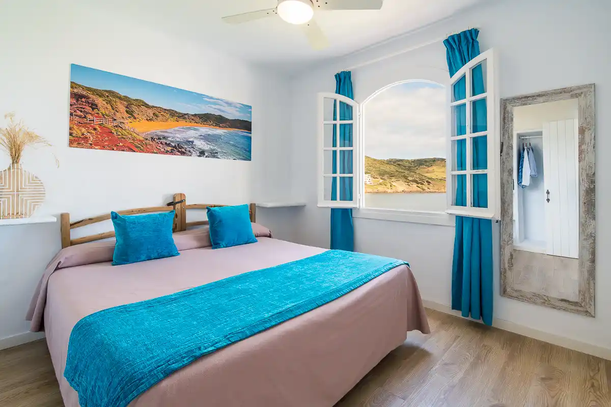 Dormitorio con vistas a la montaña del Fergus Club Carema Splash