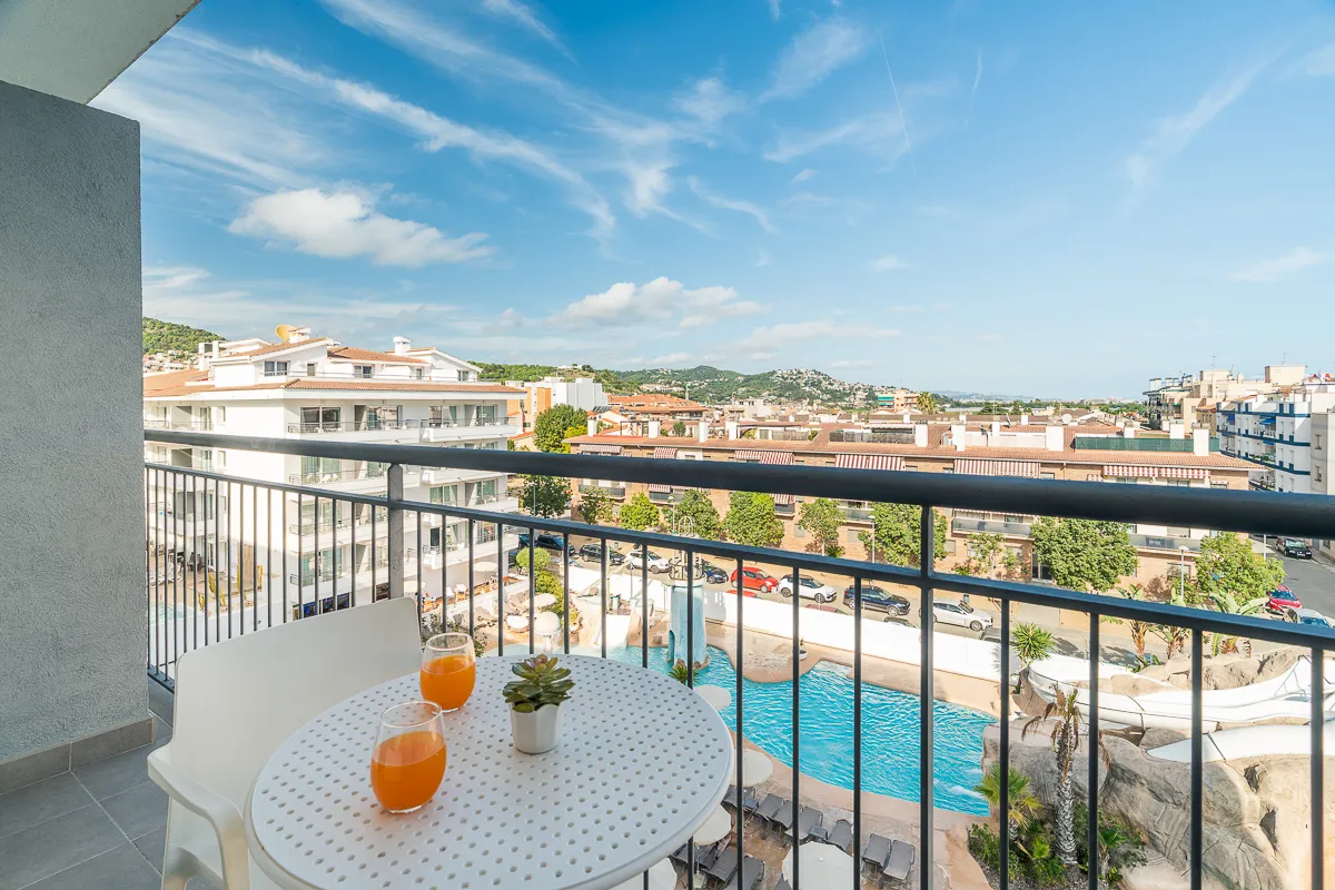 Terraza con vistas a la piscina de la habitación Doble Deluxe vista piscina en Fergus Club Pineda Splash
