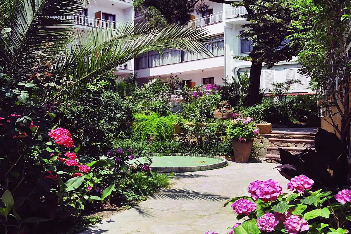 Lush garden at the entrance of Clipper Affiliated by Fergus hotel