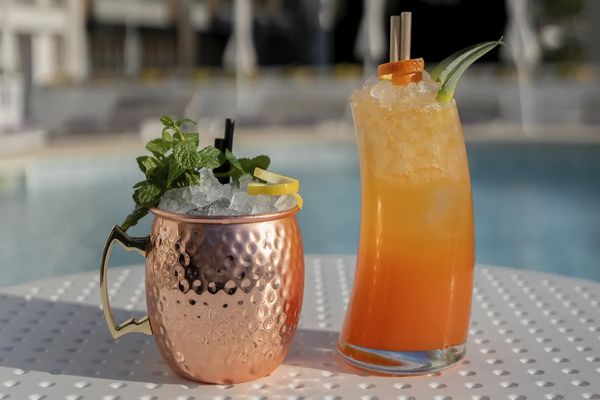 bebidas refrescantes del pool bar del Fergus Style Palmanova