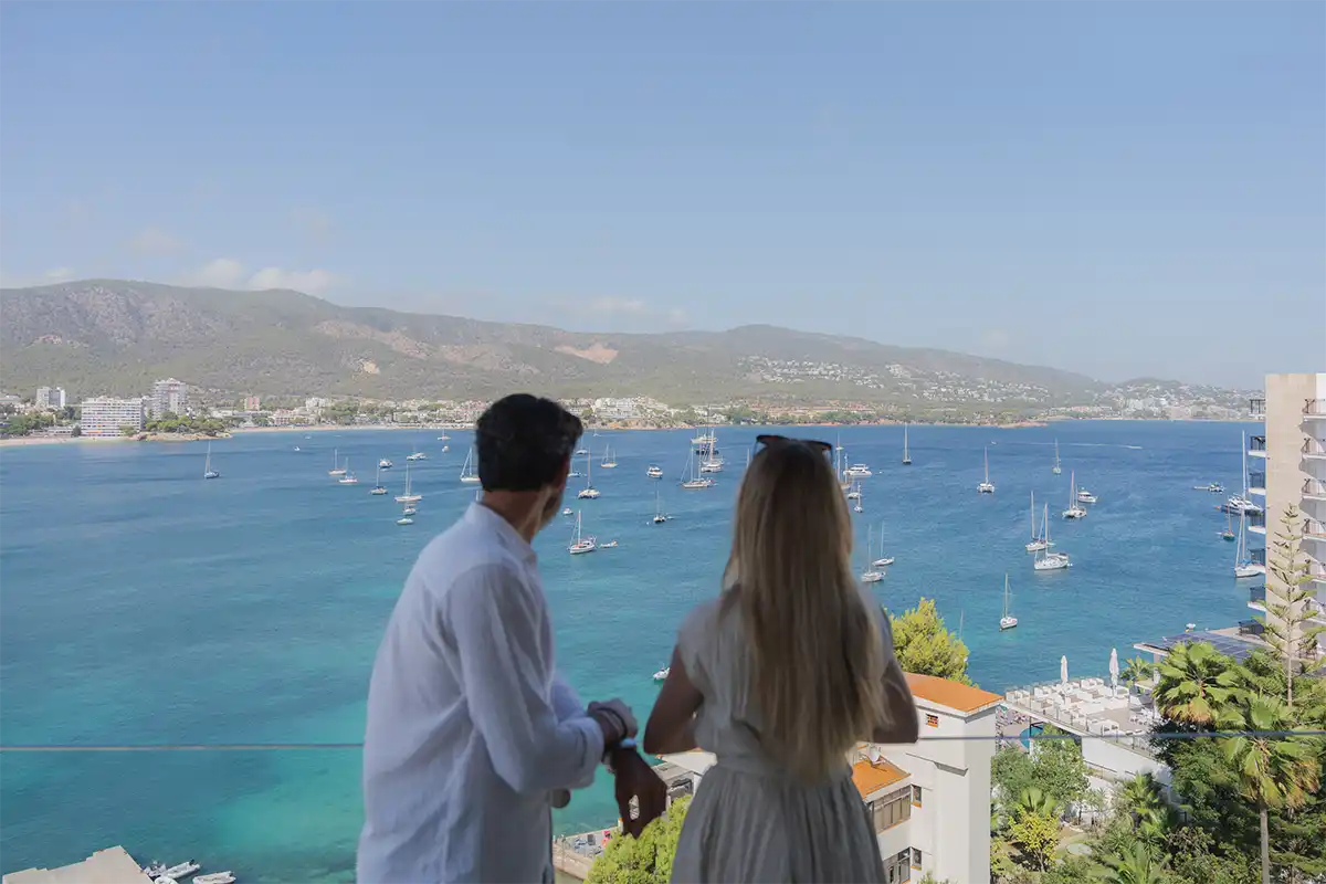 Pareja mirando al mar Fergus Style Tobago