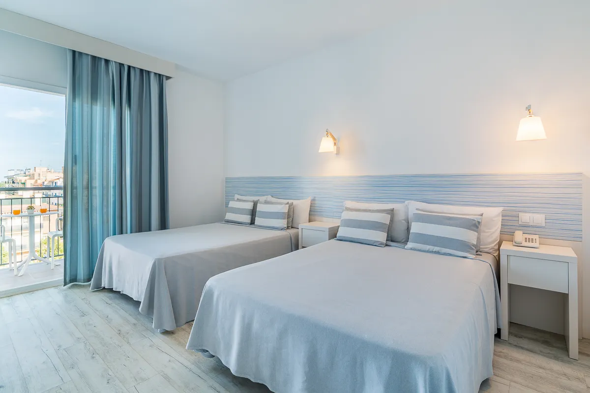 Camas dobles del dormitorio cuádruple en Fergus Club Pineda Splash