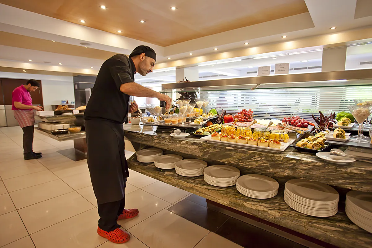Cocinero preparando el buffet del Restaurante buffet del Fergus Bermudas