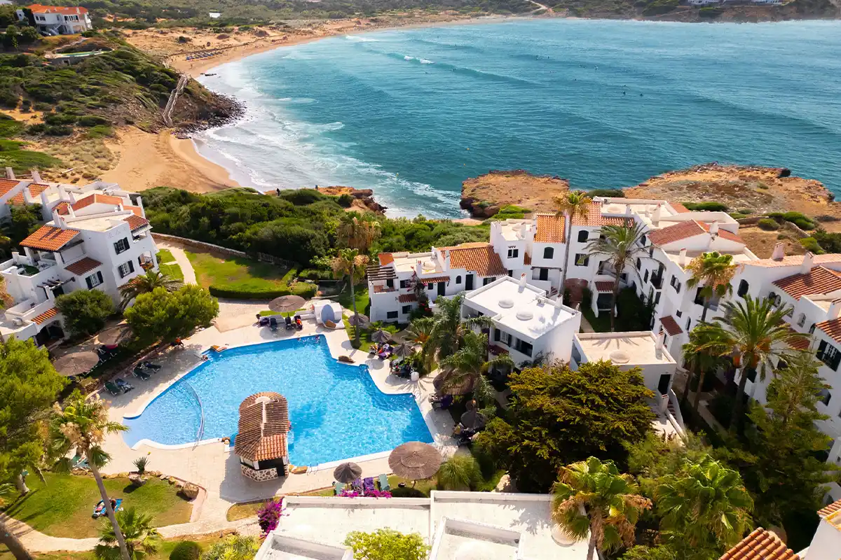 Vista aérea con el mar de fondo del Fergus Club Carema Splash