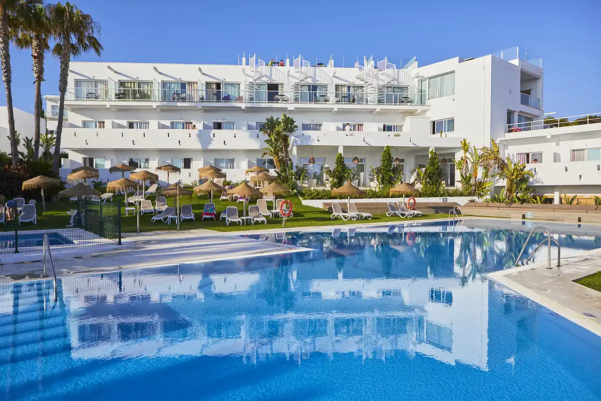 Vista de la piscina y del hotel Fergus Conil Park