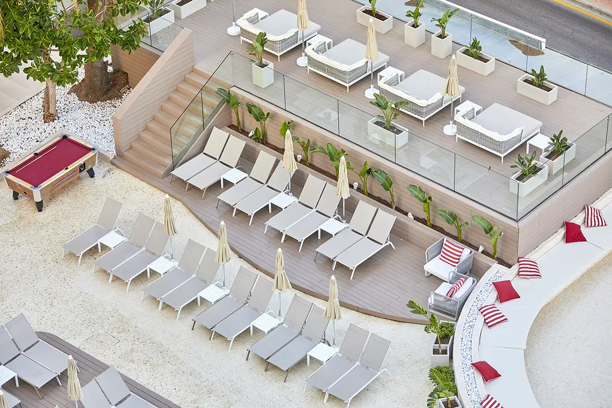 Terraza exterior con solárium hamacas y  sombrillas en el Fergus Style Tobago