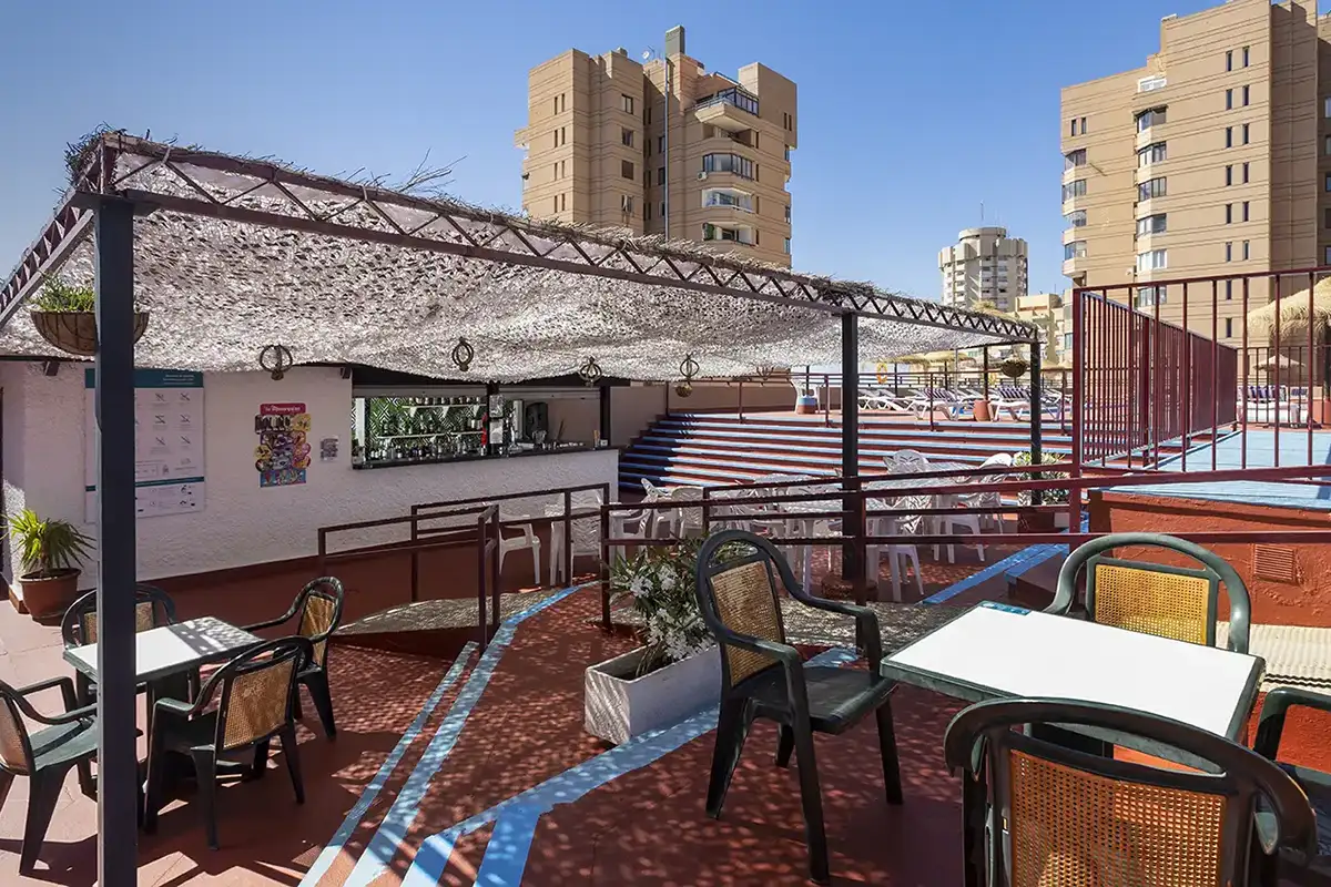 Terraza del bar de la piscina del hotel Las Palmeras affiliated by Fergus Hotels