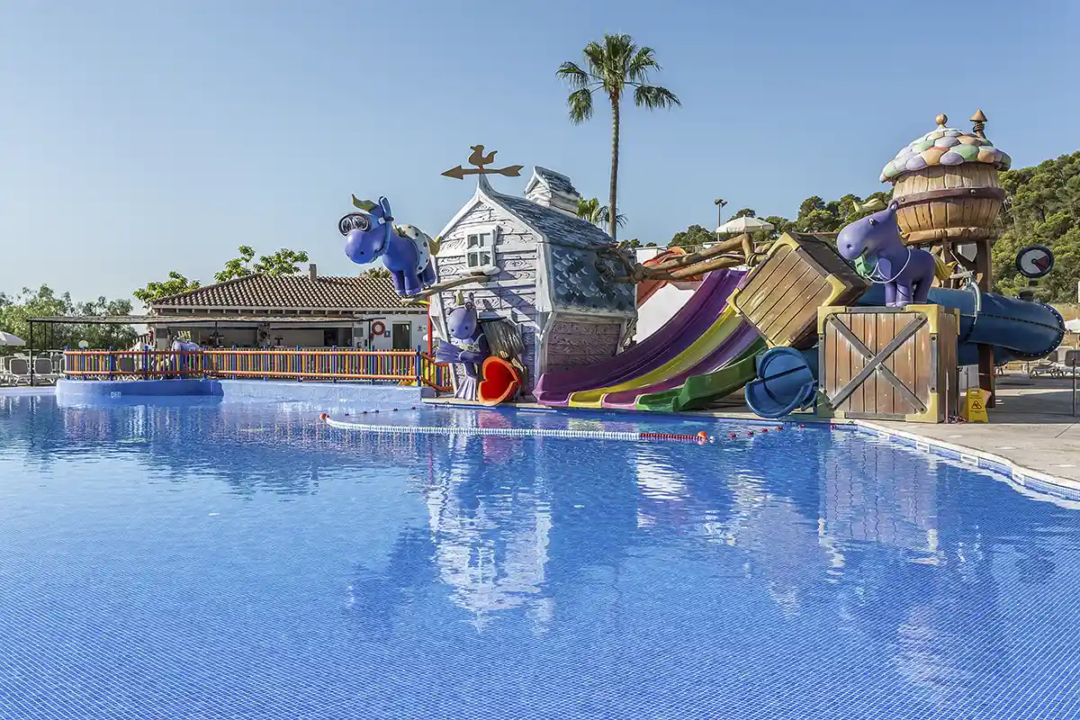 Divertida zona splash en la piscina del Fergus Club Europa