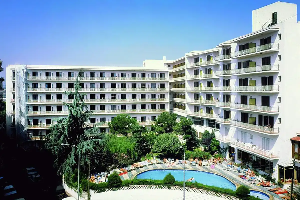 Contact Clipper Affiliated Fergus Hotels Façade et piscine de Fergus Hotels