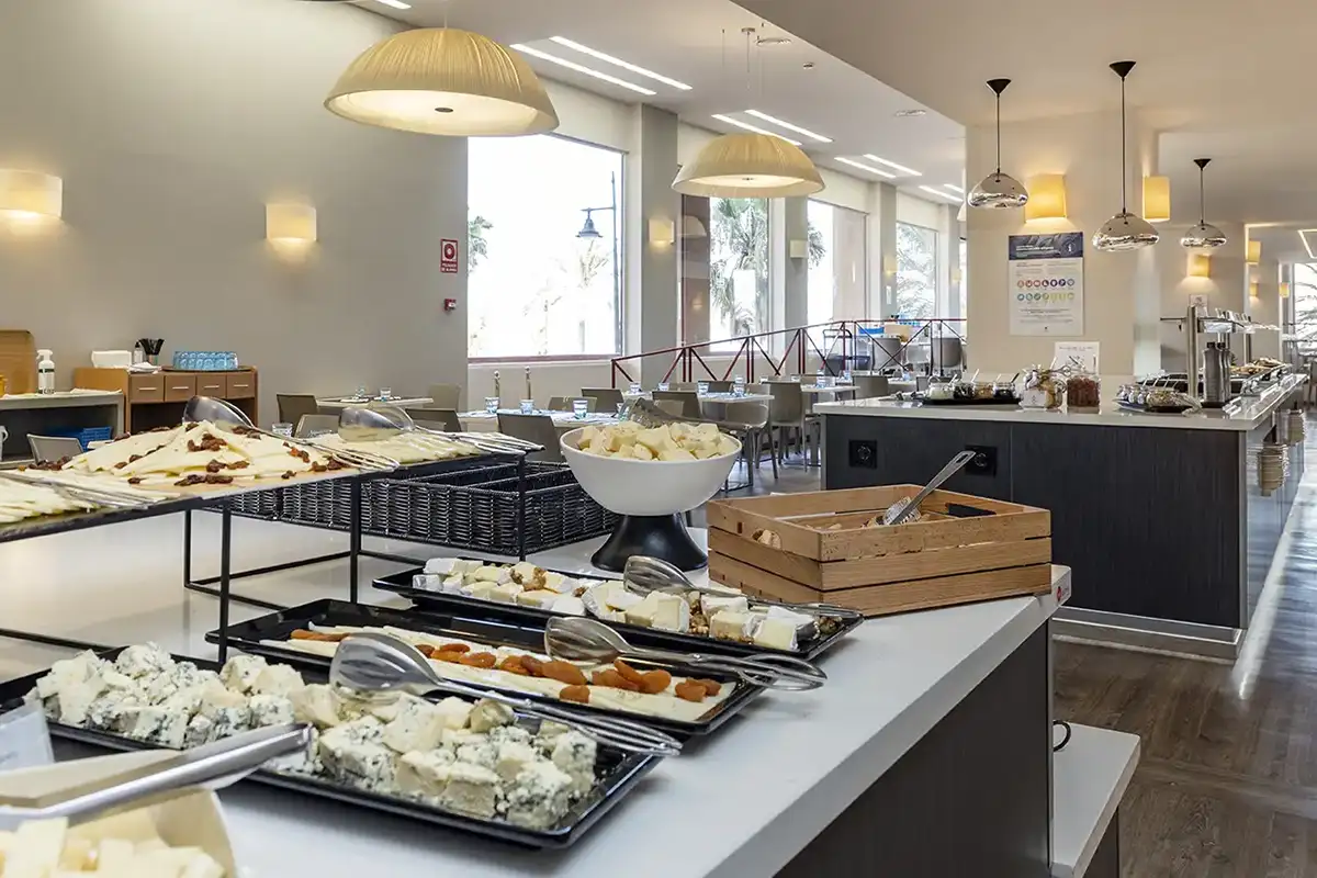 Vielfältige Gerichte am Buffet Vielfältige Gerichte am Buffet des Hotelrestaurants Las Palmeras, angeschlossen bei Fergus Hotels