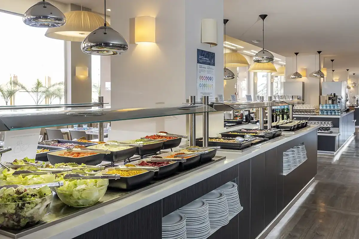 Mostrador con gran variedad de comida en el buffet del hotel Las Palmeras affiliated by Fergus Hotels